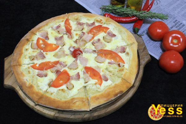 Пицца Карбонара – 510р , сливочный соус, моцарелла, яйцо, бекон, помидор